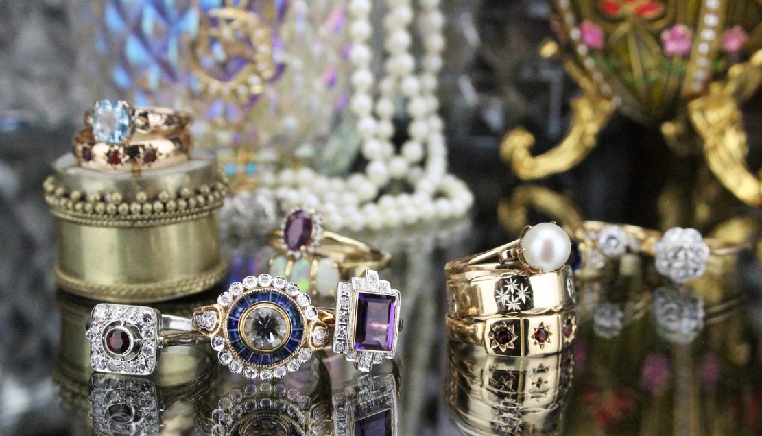 Online Antique Jewelry Stores With The Best Buyers