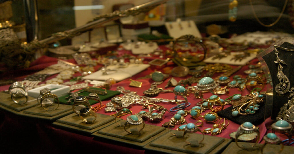 Finding Local Antique Jewelry Dealers