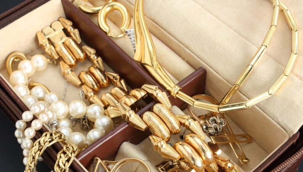 Useful Facts To Know When You’re Selling Estate Jewelry To The Buyers