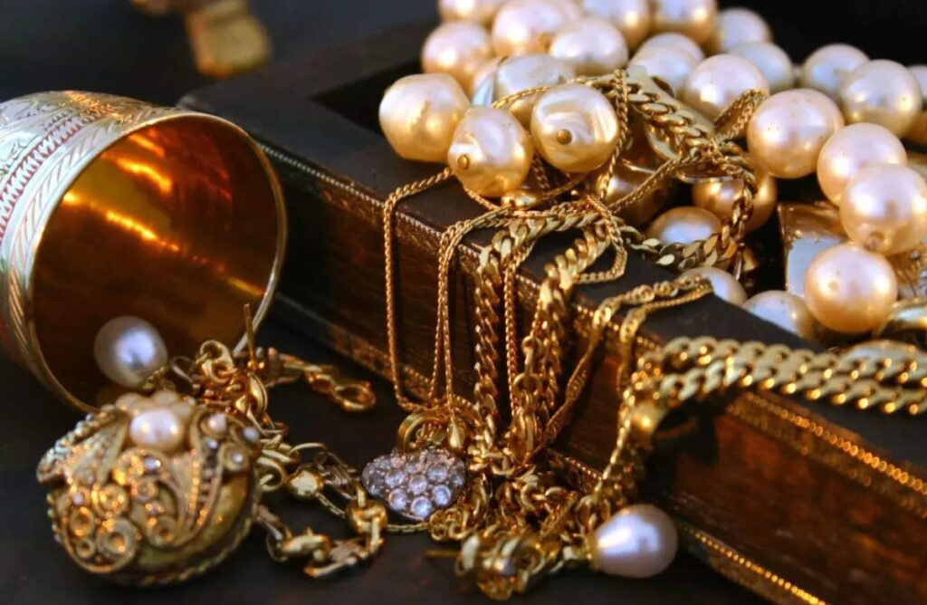Vintage jewelry-auction