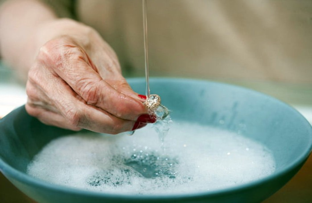 5 Tried and True Methods to Clean your Antique Jewelries